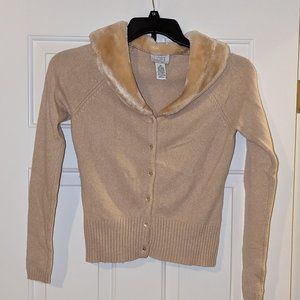Beige sweater faux fur collar